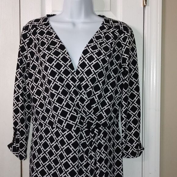 White House Black Market black white geometrical v neck faux wrap  dress  Sz 6 - Picture 3 of 7